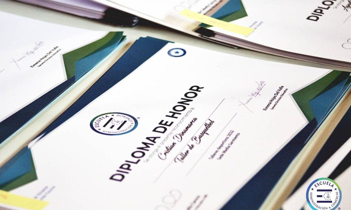 Ceremonia Cierre de Talleres Escuelas Administración y Comercio