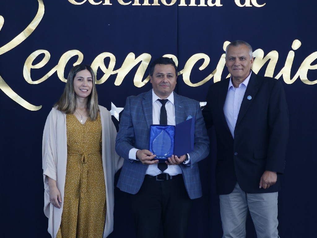 Liceo Bicentenario Administración y Comercio de Sarmiento “apadrina” y dona equipos informáticos a Escuela América Latina de Romeral.